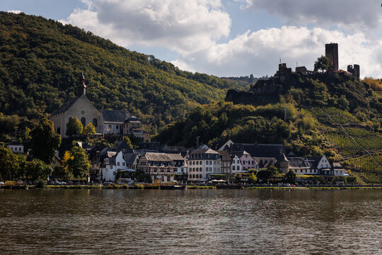 Beilstein an der Mosel mit historischem Ortskern und Burg Metternich &uuml;ber dem Dorf