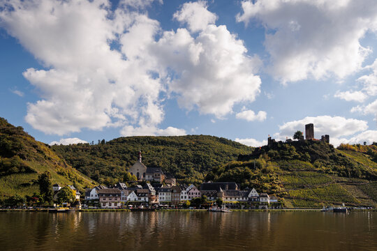 Beilstein an der Mosel unter gro&szlig;en wei&szlig;en Wolken und blauem Himmel