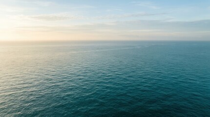 Fototapeta premium Wide horizon of the ocean under light cloud cover