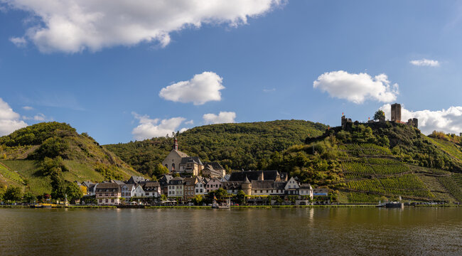Panoramablick auf Beilstein an der Mosel mit Karmeliterkirche und Burg Metternich
