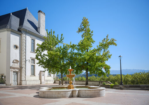 Fontaine de la place de la d&eacute;portation &agrave; Pau avec la cha&icirc;ne des Pyr&eacute;n&eacute;es en arri&egrave;re plan