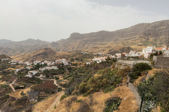 Malerische Bergdorf Tejeda im Zentrum und der Caldera de Tejeda auf der kanarischen Insel Gran Canaria