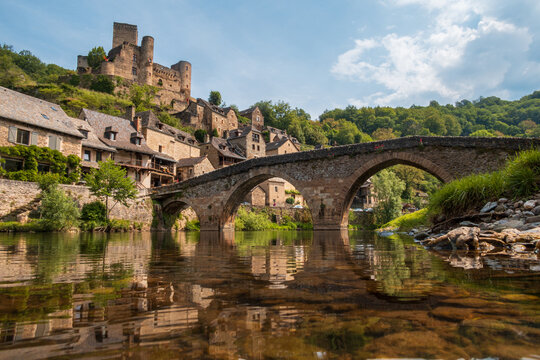 Village de Belcastel, ch&acirc;teau et son pont m&eacute;di&eacute;val, Aveyron, France