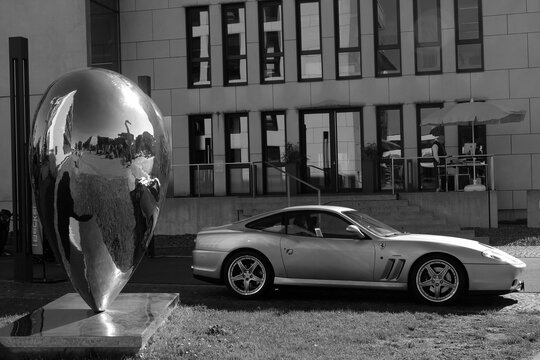 Silhouette des Ferrari 575M Maranello Zw&ouml;lfzylinder Sportwagen und Coup&eacute; zwischen moderner Architektur am 06.09.2026 beim Oldtimertreffen und Italian Day im Lenkwerk in Bielefeld in Ostwestfalen-Lippe