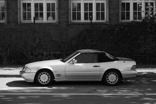 Mercedes SL-Klasse der Baureihe R 129 der Neunziger Jahre mit Stoffverdeck am 06.09.2026 vor dem Lenkwerk in Bielefeld in Ostwestfalen Lippe in klassischem Schwarzwei&szlig;