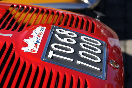 Motorhaube des Fiat 600 Seicento oder Abarth 1000 TC Kleinwagen aus dem Italien der Sechziger Jahre f&uuml;r den Rennsport am 06.09.2026 beim Italian Day im Lenkwerk in Bielefeld in Ostwestfalen-Lippe
