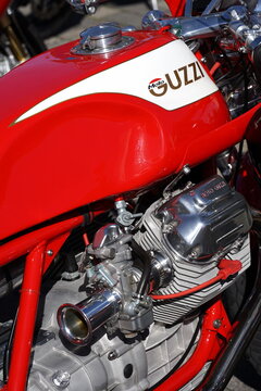 Ventildeckel mit Schriftzug der Moto Guzzi 850 Le Mans der Siebziger Jahre und Achtziger Jahre am 06.09.2026 beim Italian Day im Lenkwerk in Bielefeld im Teutoburger Wald in Ostwestfalen-Lippe
