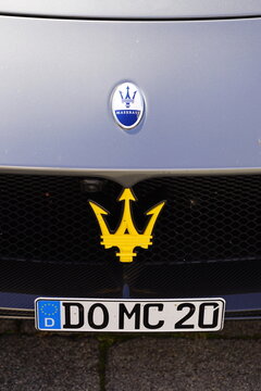 Maserati Dreizack im K&uuml;hlergrill des Maserati MC20 Sechszylinder Biturbo Mittelmotor Sportwagen am 06.09.2026 beim Oldtimertreffen und Italian Day im Lenkwerk in Bielefeld in Ostwestfalen-Lippe