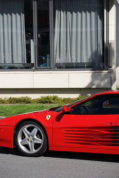 Ferrari Testarossa Zw&ouml;lfzylinder Mittelmotor Sportwagen in Rot im Pininfarina Design der Achtzigerjahre und Neunzigerjahre am 06.09.2026 beim Italian Day im Lenkwerk in Bielefeld in Ostwestfalen-Lippe
