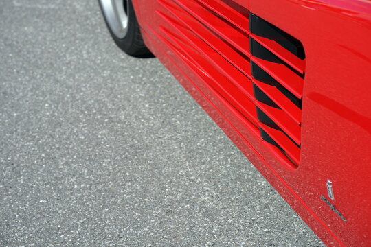 Ferrari Testarossa Zw&ouml;lfzylinder Mittelmotor Sportwagen in Rot im Pininfarina Design der Achtzigerjahre und Neunzigerjahre am 06.09.2026 beim Italian Day im Lenkwerk in Bielefeld in Ostwestfalen-Lippe