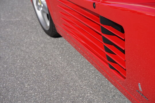 Ferrari Testarossa Zw&ouml;lfzylinder Mittelmotor Sportwagen in Rot im Pininfarina Design der Achtzigerjahre und Neunzigerjahre am 06.09.2026 beim Italian Day im Lenkwerk in Bielefeld in Ostwestfalen-Lippe