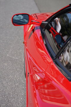 Ferrari Testarossa Zw&ouml;lfzylinder Mittelmotor Sportwagen in Rot im Pininfarina Design der Achtzigerjahre und Neunzigerjahre am 06.09.2026 beim Italian Day im Lenkwerk in Bielefeld in Ostwestfalen-Lippe