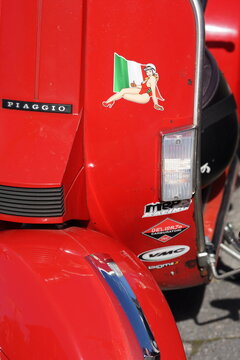 Klassischer Vespa oder Piaggio Motorroller in Rot im Retro Design mit Pin-up Aufkleber aus Italien am 06.09.2026 beim Oldtimertreffen im Lenkwerk in Bielefeld im Teutoburger Wald in Ostwestfalen-Lippe