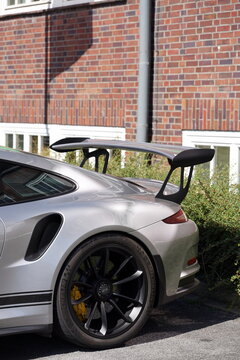 Porsche 911 GT2 RS Rennwagen, Sportwagen und Coup&eacute; in Silber Metallic mit Teilen aus Karbon in Schwarz am 06.09.2026 beim Oldtimertreffen im Lenkwerk in Bielefeld in Ostwestfalen-Lippe