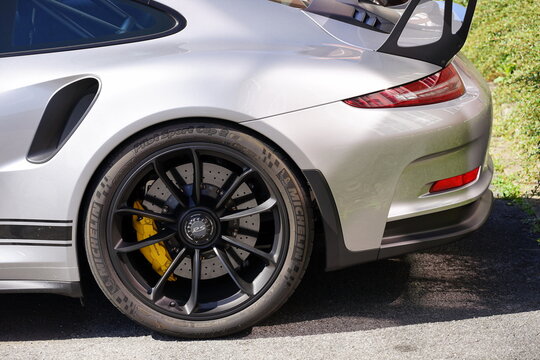Porsche 911 GT2 RS Rennwagen, Sportwagen und Coup&eacute; in Silber Metallic mit Teilen aus Karbon in Schwarz am 06.09.2026 beim Oldtimertreffen im Lenkwerk in Bielefeld in Ostwestfalen-Lippe