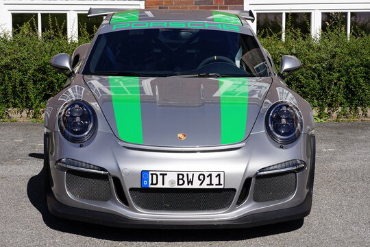 Porsche 911 GT2 RS Rennwagen, Sportwagen und Coup&eacute; in Silber Metallic mit Teilen aus Karbon in Schwarz am 06.09.2026 beim Oldtimertreffen im Lenkwerk in Bielefeld in Ostwestfalen-Lippe