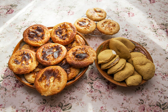 Northern shangi, pastries, are lying on the plate.
