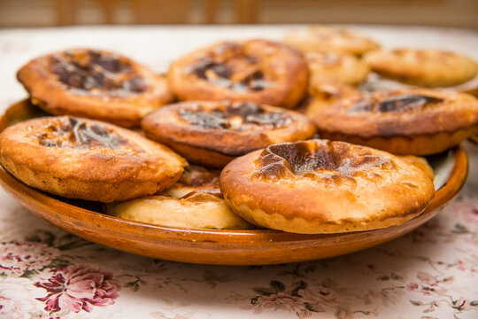Northern shangi, pastries, are lying on the plate.