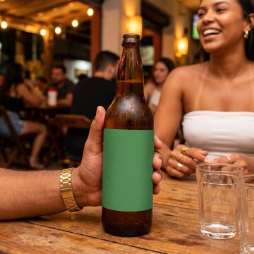 Mockup r&oacute;tulo cerveja no bar t&iacute;pico brasileiro