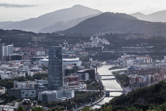 Bilbao, Pa&iacute;s Vasco, Espa&ntilde;a. 1 de Septiembre 2026. Vista panor&aacute;mica de Bilbao, la R&iacute;a y la Torre Iberdrola bajo un cielo tormentoso.