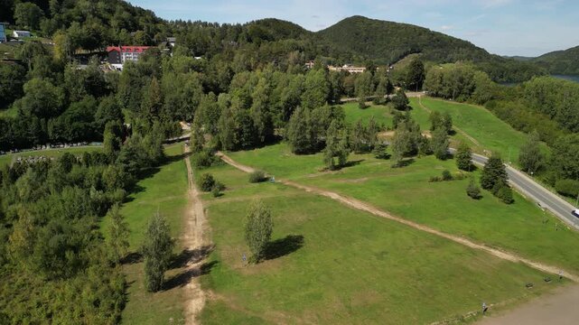 Jezioro Solińskie - Polska
Piękny widok na jezioro, serce z kwiat&oacute;w symbol Bieszczad nagrane dronem. G&oacute;ry, jezioro, piękny widok, ujęcia z powietrza nagrane dronem, jezioro Myczkowskie