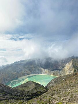 Foto pemandangan danau Kelimutu 
