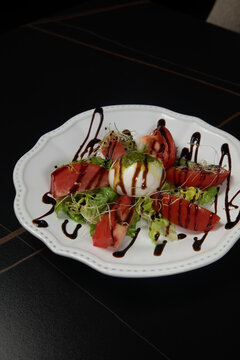 Salade de tomate et mozzarella pr&eacute;sent&eacute;e dans un restaurant fran&ccedil;ais