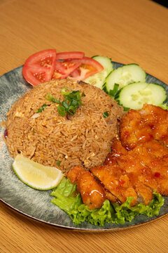 Repas tha&iuml;landais avec du riz frit et du poulet pan&eacute;