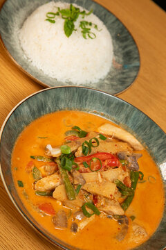 Un plat de curry tha&iuml;landais avec du riz blanc dans un restaurant