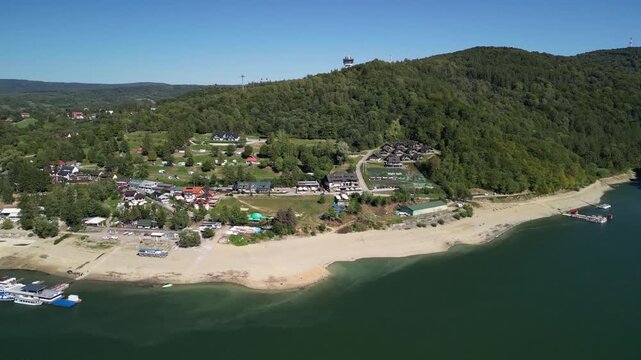 Jezioro Solińskie - Polska
Zalew w wojew&oacute;dztwie Podkarpackim przy g&oacute;rach Bieszczady nagrany dronem. Bardzo niski stan wody, susza, piękny widok na jezioro, las, g&oacute;ry, piękny widok