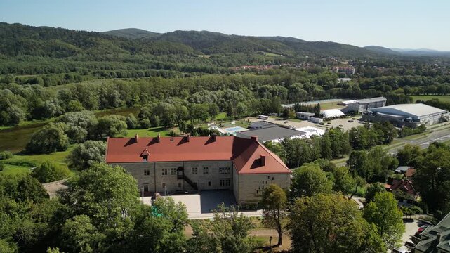 Sanok - Polska
rynek i panorama miasta nagrane dronem. Zamek Kr&oacute;lewski, kości&oacute;ł, rynek, miasteczko