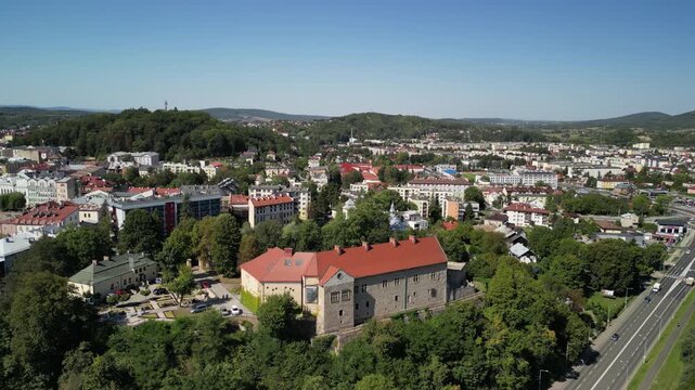 Jezioro Solińskie - Polska
Zalew w wojew&oacute;dztwie Podkarpackim przy g&oacute;rach Bieszczady nagrany dronem. Bardzo niski stan wody, susza, piękny widok na jezioro, las, g&oacute;ry, piękny widok