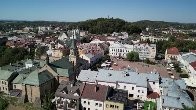 Sanok - Polska
rynek i panorama miasta nagrane dronem. Zamek Kr&oacute;lewski, kości&oacute;ł, rynek, miasteczko