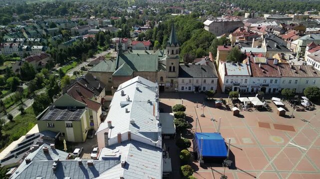Sanok - Polska
rynek i panorama miasta nagrane dronem. Zamek Kr&oacute;lewski, kości&oacute;ł, rynek, miasteczko