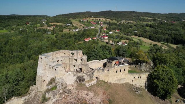 Zamek Kamieniec - Polska 
Piękny zamek na wzg&oacute;rzu obok miasta Krosno. Ujęcie nagrane dronem z powietrza. Ruiny zamku, lasy, niebo, g&oacute;ry, piękny widok