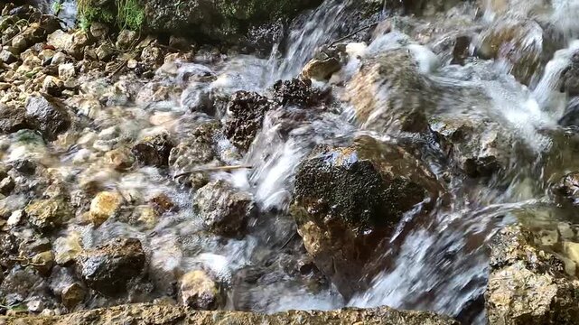 Acqua di sorgente che scorre, ruscello di montagna, cascata di acqua