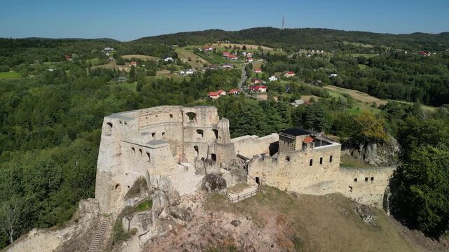 Zamek Kamieniec - Polska 
Piękny zamek na wzg&oacute;rzu obok miasta Krosno. Ujęcie nagrane dronem z powietrza. Ruiny zamku, lasy, niebo, g&oacute;ry, piękny widok