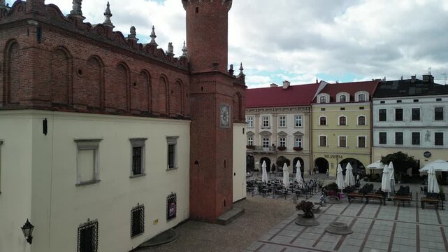 Tarn&oacute;w - Polska
Piękny rynek w Tarnowie nagrany dronem z wysokości. Ładne kinowe ujęcie, kamienice, ratusz i panorama miasta