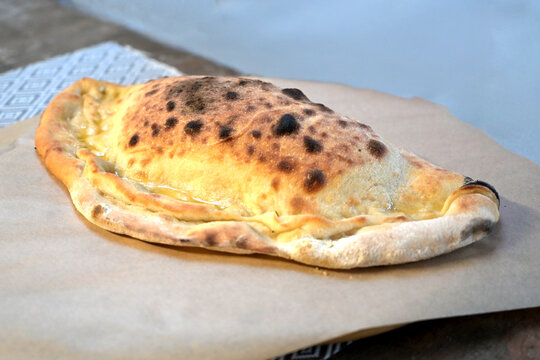 panzerotto pugliese appena uscito dal forno