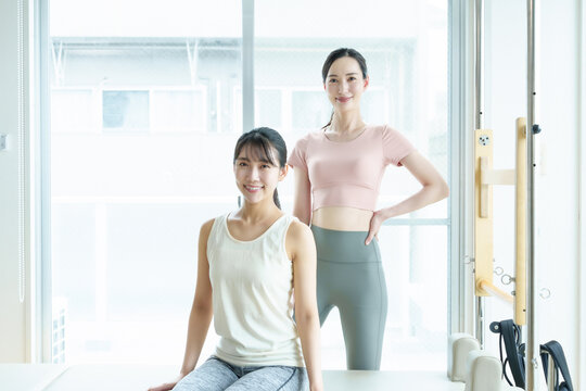 ピラティス　スタジオ　ジム　女性　インストラクター