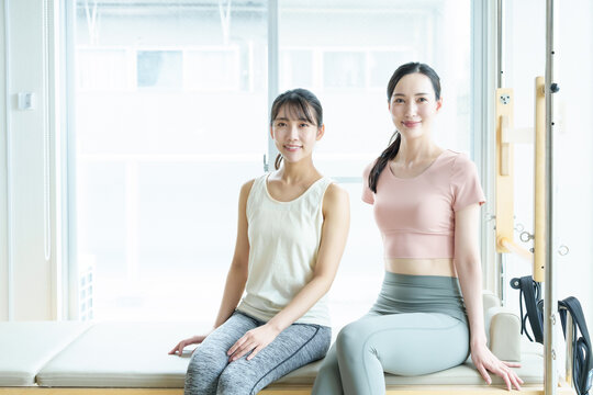 ピラティス　スタジオ　ジム　女性　インストラクター