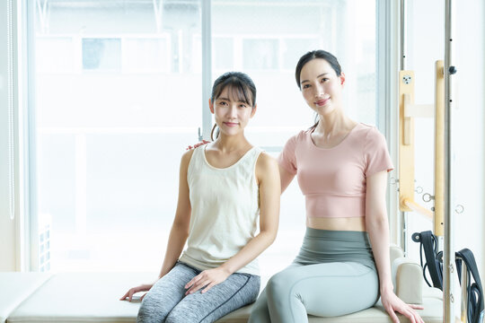 ピラティス　スタジオ　ジム　女性　インストラクター
