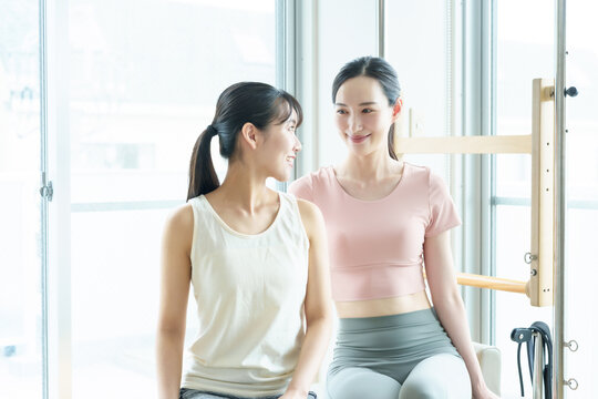ピラティス　スタジオ　女性　インストラクター