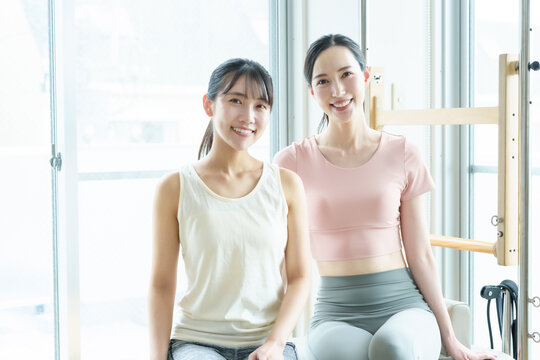 ピラティス　スタジオ　ジム　女性　インストラクター