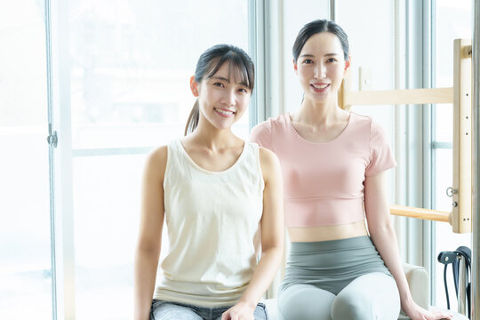 ピラティス　スタジオ　ジム　女性　インストラクター