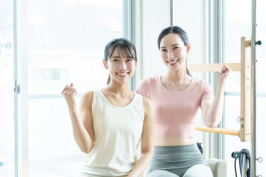 ピラティス　スタジオ　ジム　女性　ガッツポーズ