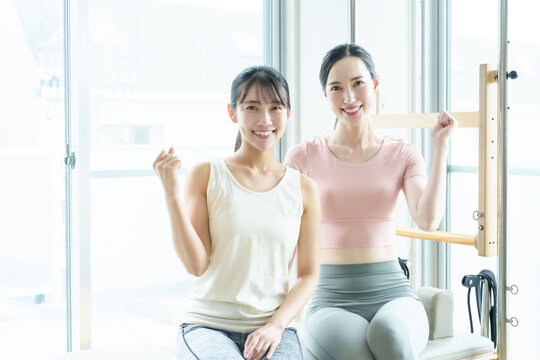 ピラティス　スタジオ　ジム　女性　ガッツポーズ