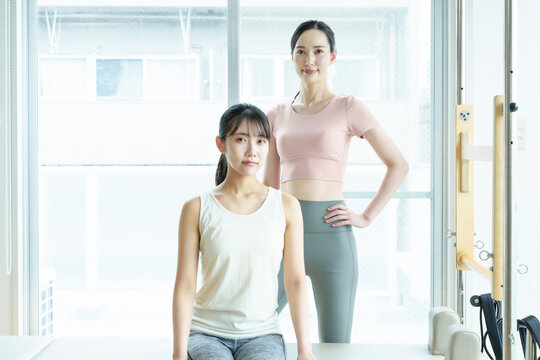 ピラティス　スタジオ　ジム　女性　インストラクター