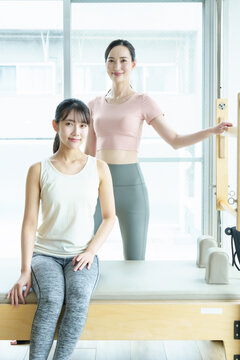 ピラティス　スタジオ　ジム　女性　インストラクター