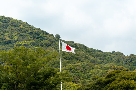 風になびく国旗